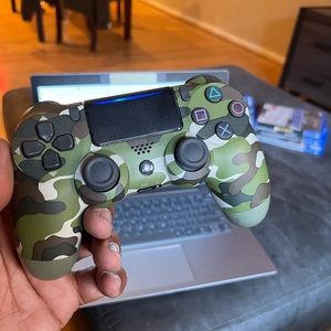 I’m selling my Ps4 with a controller and games